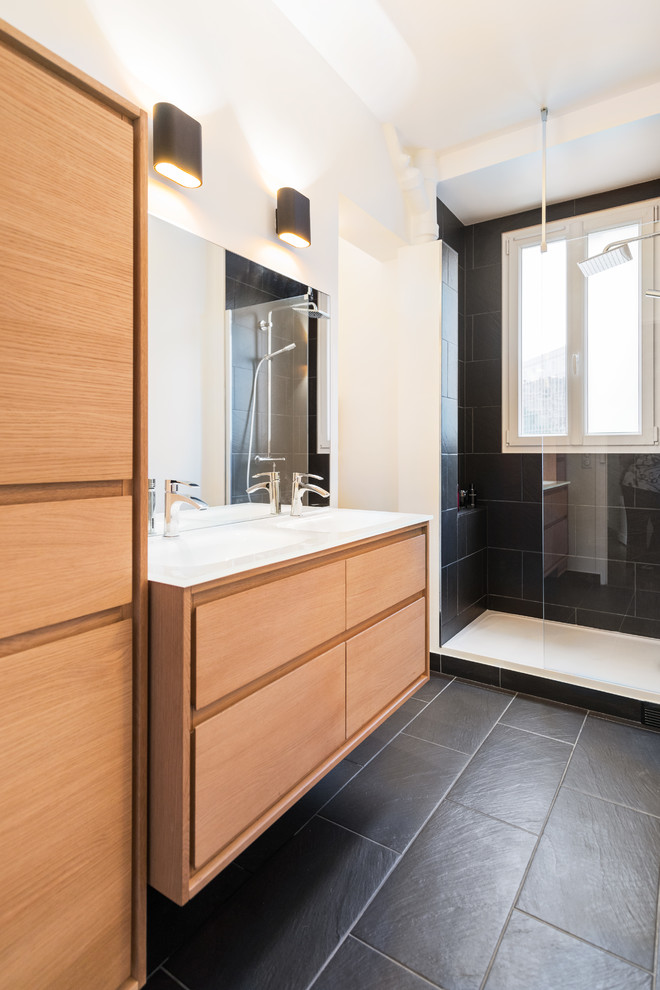 Пример оригинального дизайна: главная ванная комната среднего размера в современном стиле с душем в нише, инсталляцией, черной плиткой, керамической плиткой, белыми стенами, полом из керамической плитки, консольной раковиной, стеклянной столешницей и черным полом