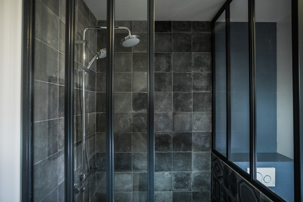 Inspiration pour une salle de bain principale design de taille moyenne avec une douche à l'italienne, un carrelage blanc, un mur blanc, un sol en carrelage de céramique, un lavabo intégré, un plan de toilette en carrelage, un sol gris et aucune cabine.
