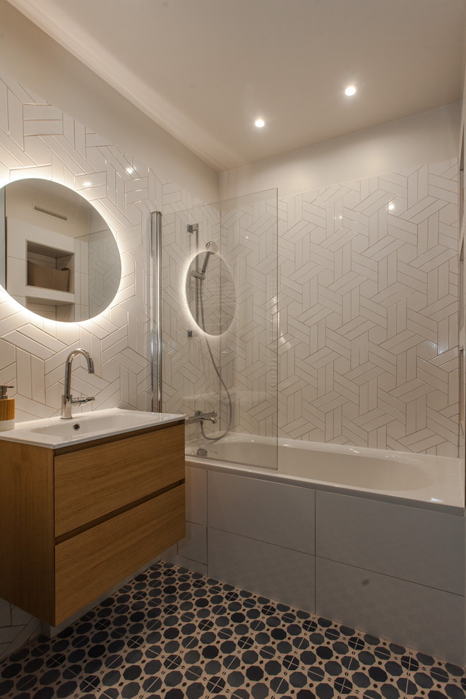 Kleines Modernes Badezimmer En Suite mit Unterbauwanne, Nasszelle, weißen Fliesen, weißer Wandfarbe, Keramikboden, Wandwaschbecken und weißem Boden in Paris