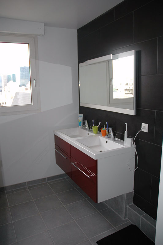 Cette image montre une salle de bain principale minimaliste de taille moyenne avec un placard à porte plane, des portes de placard rouges, une douche ouverte, un carrelage noir, des carreaux de céramique, un mur blanc, un sol en carrelage de céramique, un lavabo suspendu et un plan de toilette en carrelage.