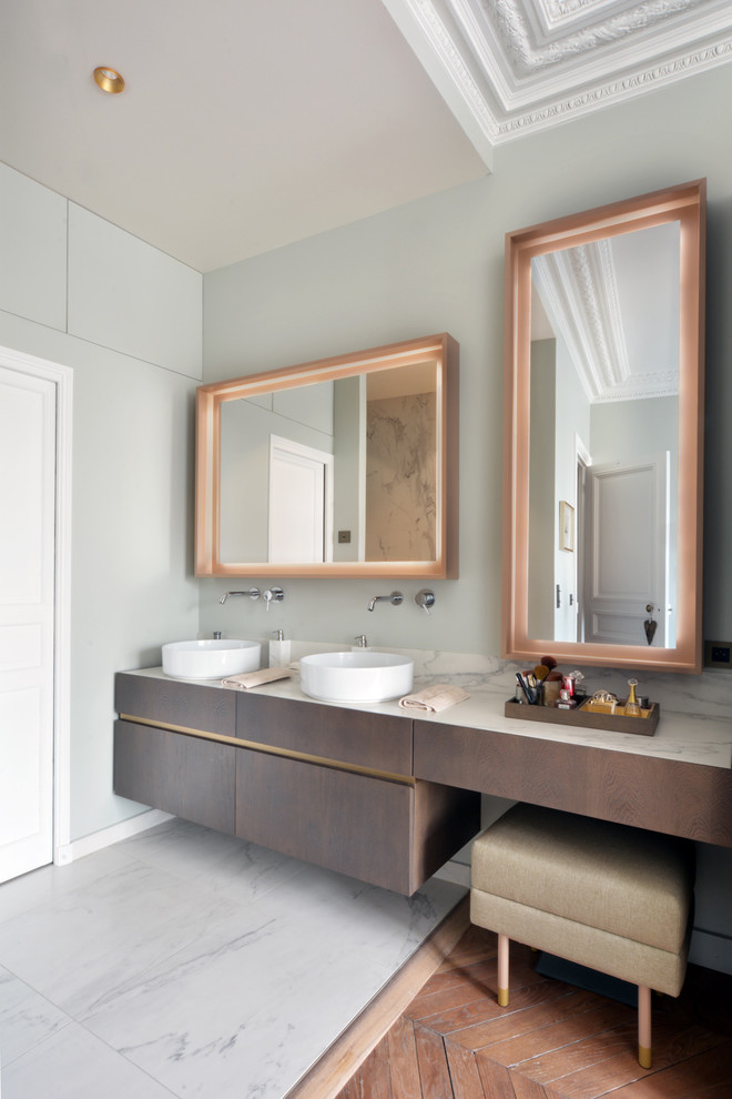 Cette photo montre une salle de bain tendance en bois brun de taille moyenne avec un mur vert, un sol en marbre, un lavabo posé, un plan de toilette en marbre, un sol gris et un plan de toilette gris.