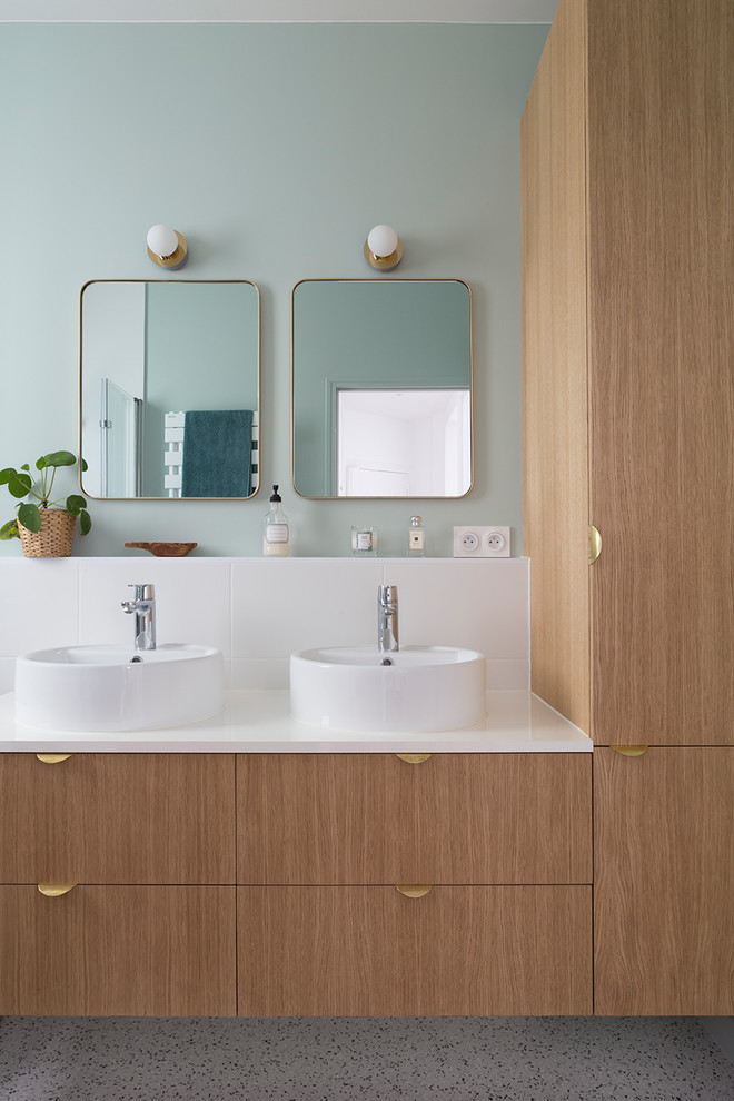 Inspiration för ett mellanstort funkis en-suite badrum, med skåp i ljust trä, grön kakel, keramikplattor, terrazzogolv och laminatbänkskiva