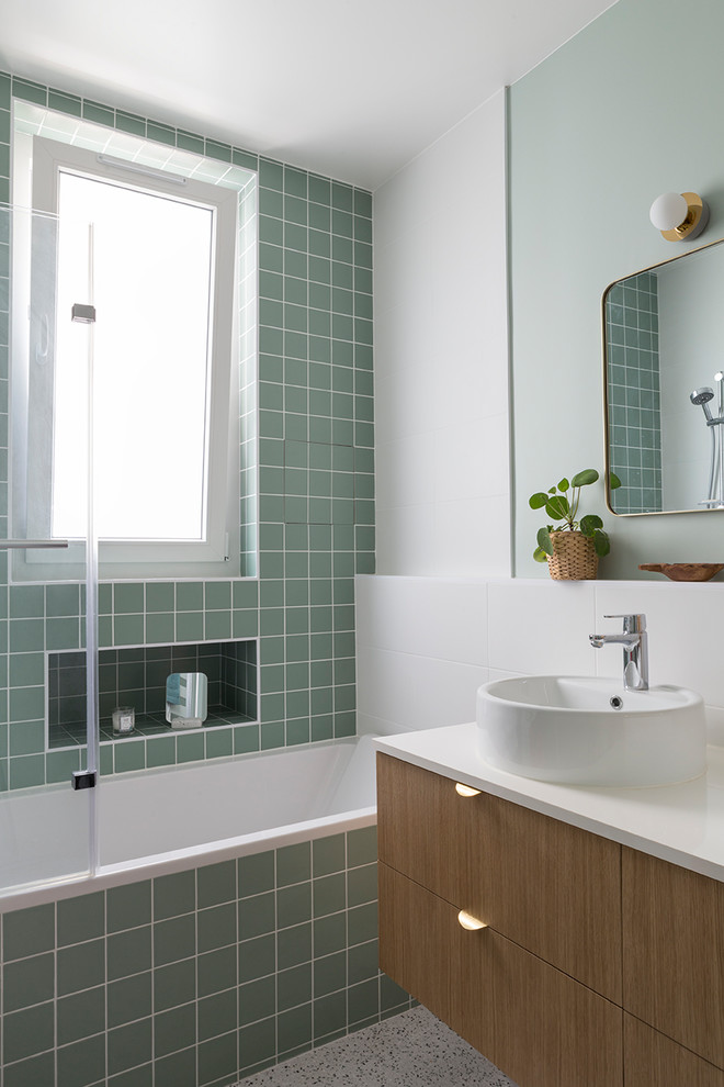 Aménagement d'une salle de bain principale contemporaine en bois clair de taille moyenne avec un carrelage vert, des carreaux de céramique, un sol en terrazzo et un plan de toilette en stratifié.