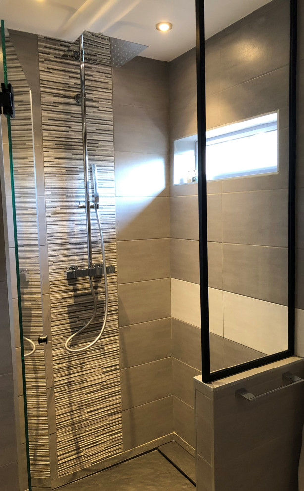 Medium sized contemporary ensuite bathroom in Nice with flat-panel cabinets, grey cabinets, a submerged bath, a built-in shower, a wall mounted toilet, grey tiles, ceramic tiles, grey walls, ceramic flooring, a trough sink, engineered stone worktops, beige floors, a hinged door and white worktops.