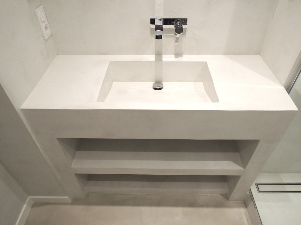 Idées déco pour une petite salle d'eau contemporaine avec un placard sans porte, un plan de toilette en béton, une douche à l'italienne, un carrelage blanc, un mur blanc, sol en béton ciré et un lavabo intégré.