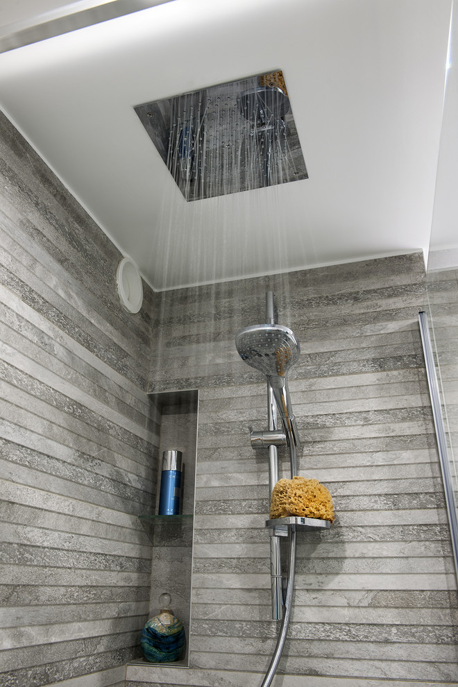 Idéer för små funkis vitt en-suite badrum, med en kantlös dusch, grå kakel, grå väggar, ett väggmonterat handfat, grått golv, vita skåp och dusch med gångjärnsdörr