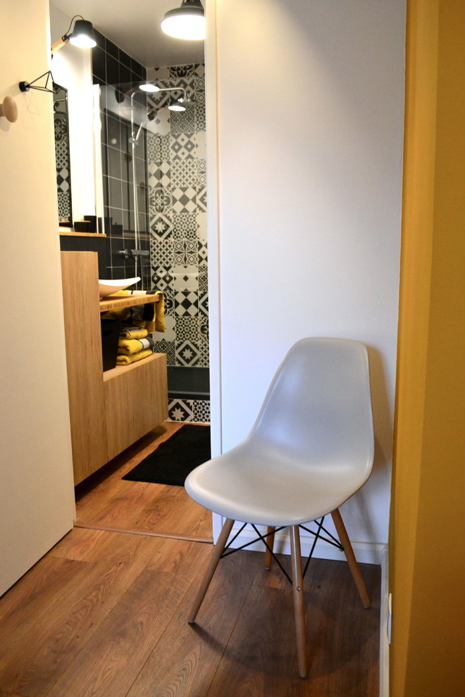 Modelo de cuarto de baño actual grande con paredes amarillas y suelo de madera en tonos medios