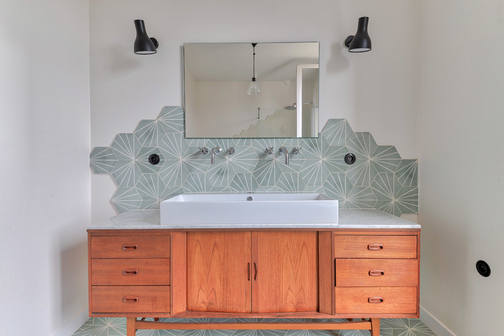 Exempel på ett mellanstort modernt vit vitt en-suite badrum, med luckor med infälld panel, skåp i ljust trä, en öppen dusch, en toalettstol med separat cisternkåpa, blå kakel, grå kakel, grön kakel, keramikplattor, vita väggar, klinkergolv i keramik, ett nedsänkt handfat, kaklad bänkskiva, grönt golv och med dusch som är öppen