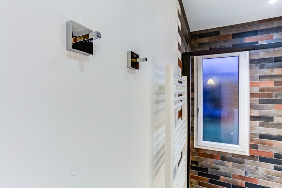 На фото: главная ванная комната среднего размера в современном стиле с душем без бортиков, коричневой плиткой, оранжевой плиткой, красной плиткой, удлиненной плиткой, белыми стенами, настольной раковиной и душем с раздвижными дверями