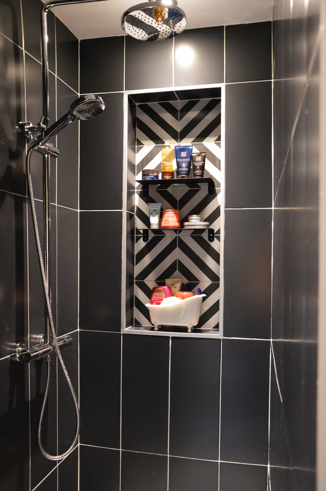 Cette image montre une petite salle de bain design avec des carreaux de céramique, un mur gris et un sol en carrelage de céramique.