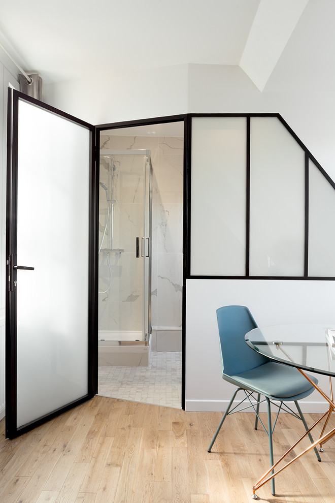 パリにある低価格の小さなトロピカルスタイルのおしゃれなマスターバスルーム (ガラス扉のキャビネット、ベージュのキャビネット、モノトーンのタイル、壁付け型シンク、木製洗面台、開き戸のシャワー) の写真