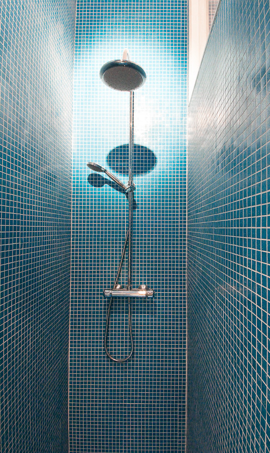 Идея дизайна: маленькая ванная комната в стиле модернизм с душем без бортиков, инсталляцией, синей плиткой, полом из мозаичной плитки, душевой кабиной, синим полом и плиткой мозаикой для на участке и в саду