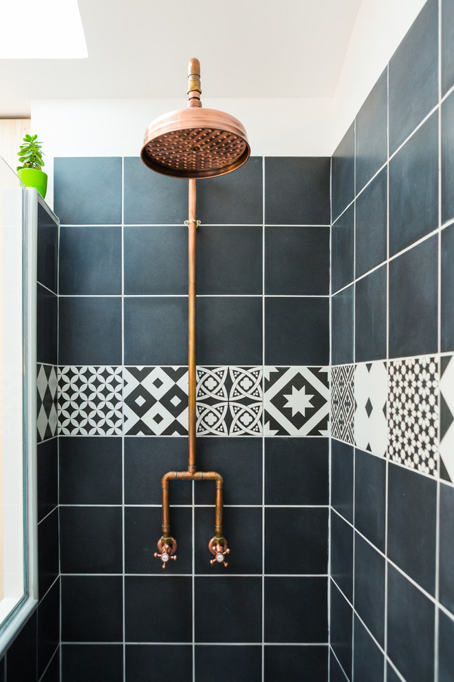 Источник вдохновения для домашнего уюта: ванная комната среднего размера в современном стиле с душем без бортиков, серой плиткой, цементной плиткой, серыми стенами, душевой кабиной, белым полом и открытым душем
