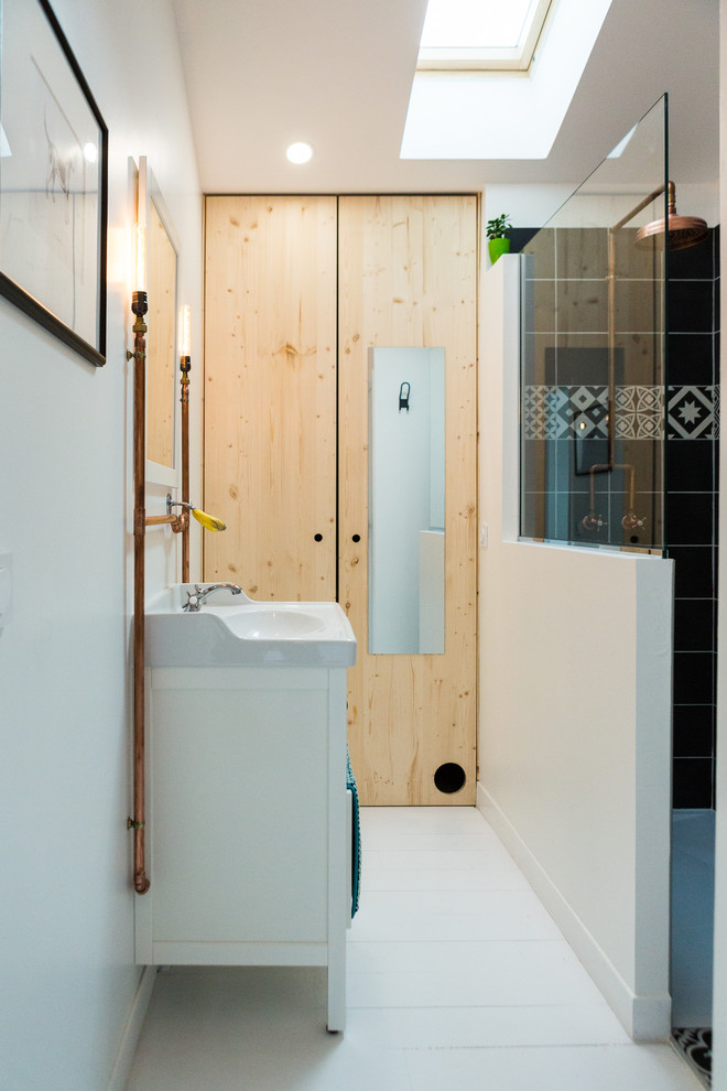 Источник вдохновения для домашнего уюта: маленькая ванная комната в современном стиле с плоскими фасадами, бежевыми фасадами, душем без бортиков, серой плиткой, цементной плиткой, деревянным полом, душевой кабиной, настольной раковиной и белым полом для на участке и в саду