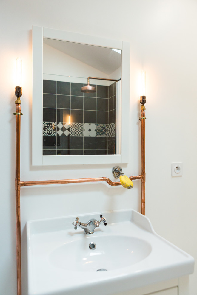 Imagen de cuarto de baño contemporáneo pequeño con aseo y ducha y lavabo sobreencimera