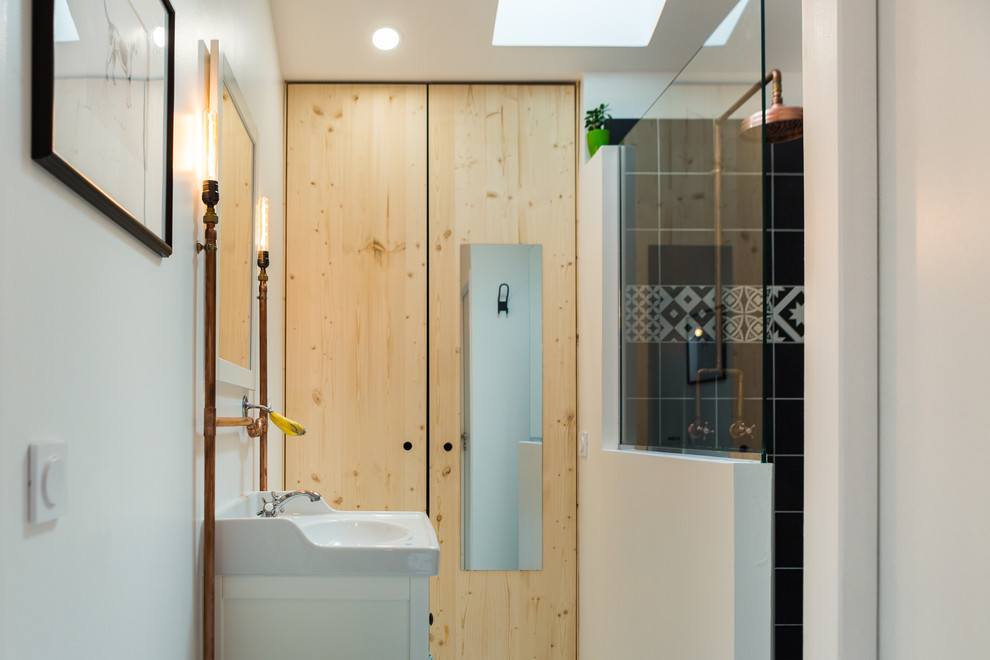 Пример оригинального дизайна: маленькая ванная комната в стиле модернизм с плоскими фасадами, светлыми деревянными фасадами, душем без бортиков, серой плиткой, цементной плиткой, синими стенами, деревянным полом, душевой кабиной, настольной раковиной и белым полом для на участке и в саду