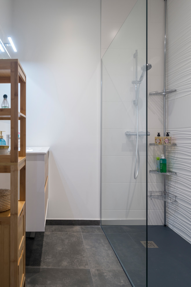 Aménagement d'une petite salle de bain principale scandinave avec une douche ouverte, un mur blanc et une cabine de douche à porte coulissante.