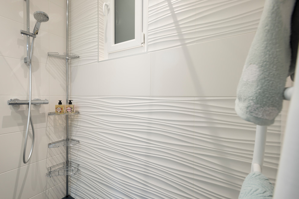 Réalisation d'une petite salle de bain principale nordique avec une douche ouverte, un mur blanc et une cabine de douche à porte coulissante.