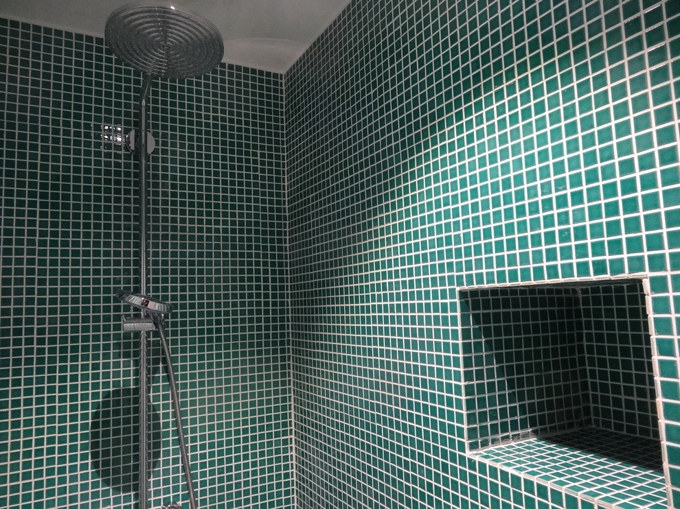 Ispirazione per una stanza da bagno contemporanea di medie dimensioni con doccia aperta, piastrelle verdi, piastrelle in gres porcellanato, pareti verdi, pavimento in cementine, lavabo rettangolare, top piastrellato, pavimento bianco e doccia aperta