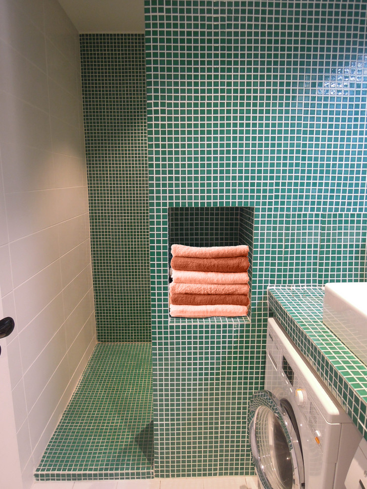Идея дизайна: ванная комната в современном стиле с открытыми фасадами, бежевыми фасадами, открытым душем, зеленой плиткой, плиткой мозаикой, зелеными стенами, полом из керамогранита, белым полом, открытым душем и зеленой столешницей