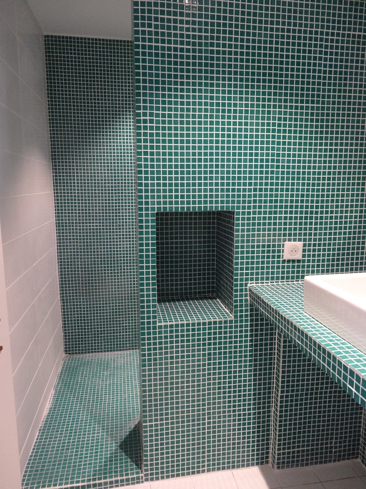 Idée de décoration pour une salle de bain design de taille moyenne avec une douche ouverte, un carrelage vert, des carreaux de porcelaine, un mur vert, carreaux de ciment au sol, une grande vasque, un plan de toilette en carrelage, un sol blanc et aucune cabine.