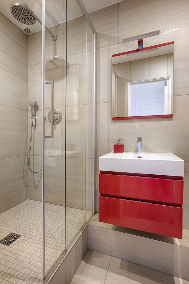 Réalisation d'une douche en alcôve design avec un carrelage gris, un sol en carrelage de céramique, un placard à porte plane, des portes de placard rouges, un plan vasque, un sol gris, une cabine de douche à porte coulissante et un plan de toilette blanc.