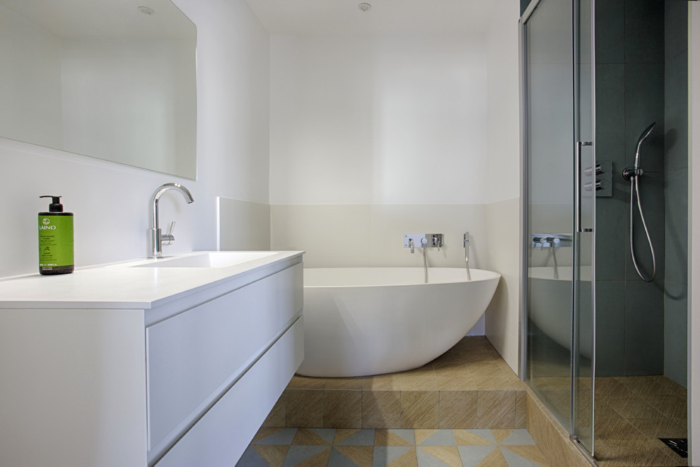 Diseño de cuarto de baño minimalista con baldosas y/o azulejos grises, paredes blancas, suelo de baldosas de cerámica, suelo beige y encimeras azules