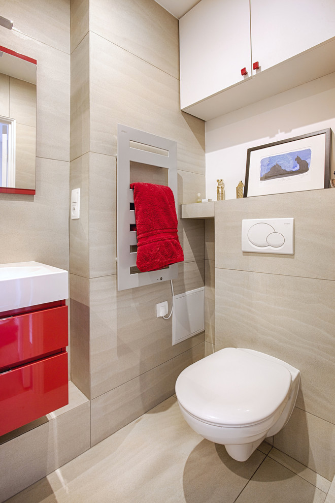 Imagen de cuarto de baño moderno con baldosas y/o azulejos grises, suelo de baldosas de cerámica, suelo gris y encimeras rojas