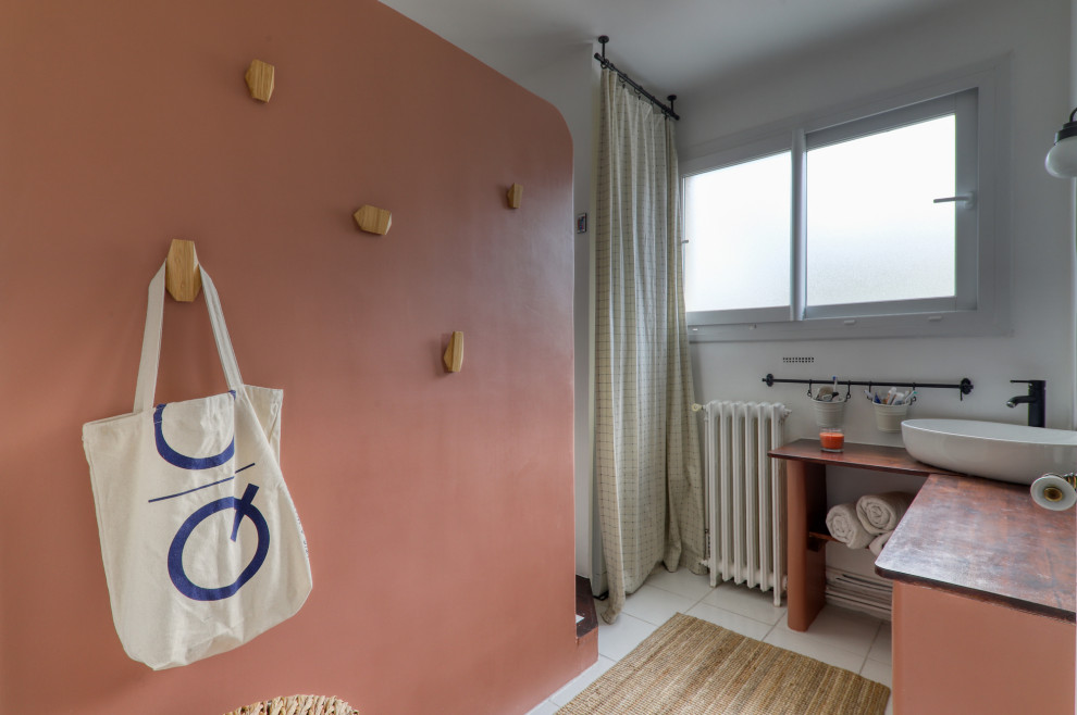 Mittelgroßes Stilmix Badezimmer En Suite mit offenen Schränken, Doppeldusche, Trogwaschbecken und Waschtisch aus Holz in Paris