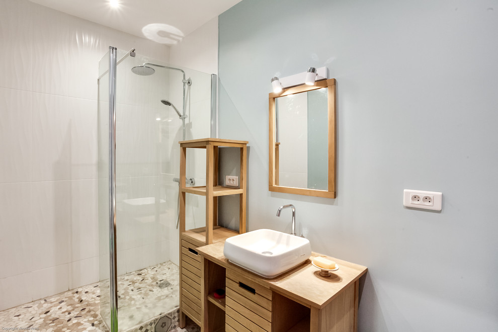 Idee per una piccola stanza da bagno padronale contemporanea con top in legno, doccia a filo pavimento, pareti blu, pavimento con piastrelle in ceramica, lavabo a bacinella e nessun'anta