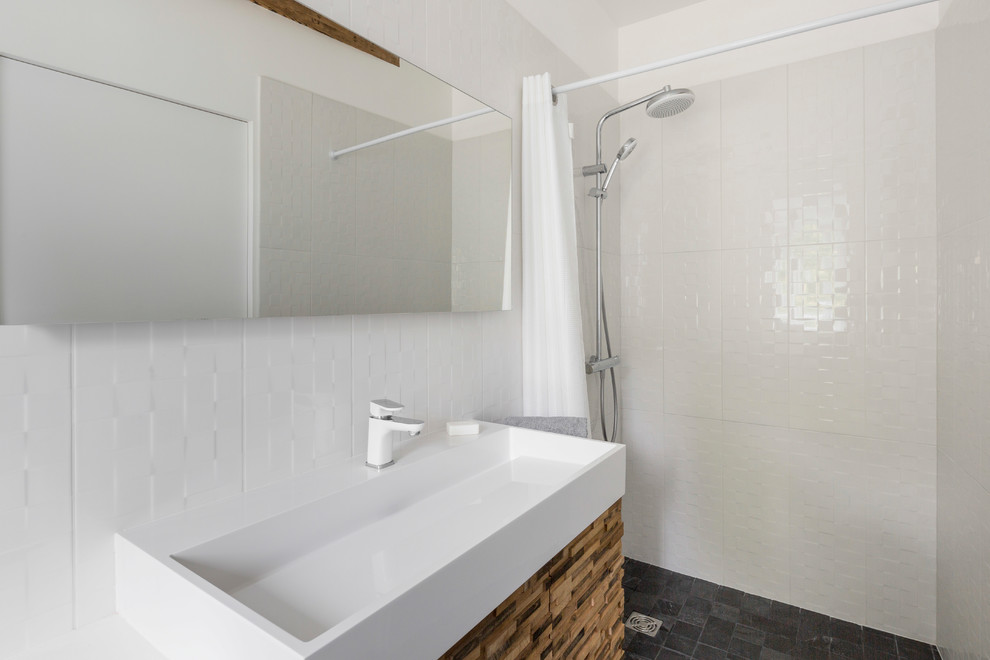 Immagine di una piccola stanza da bagno con doccia contemporanea
