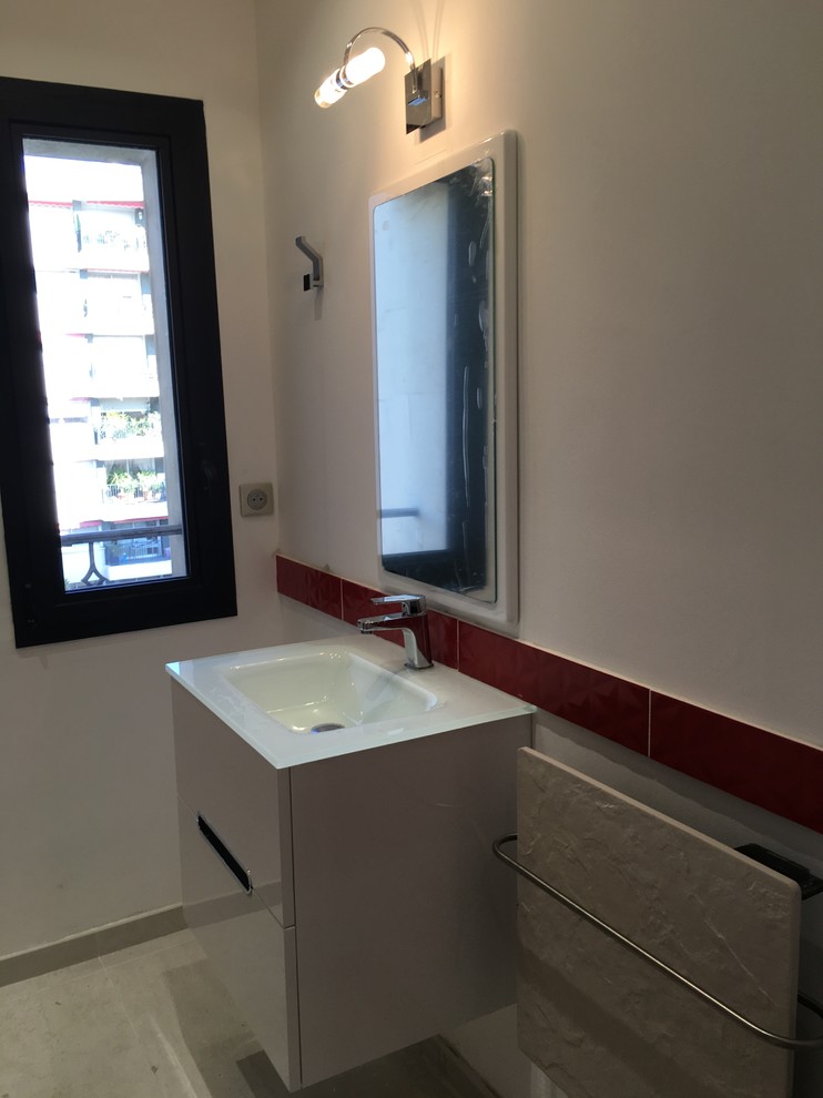 Esempio di una piccola stanza da bagno con doccia minimalista con ante bianche, doccia alcova, piastrelle rosse, pareti bianche, pavimento con piastrelle in ceramica, lavabo a consolle e top in vetro
