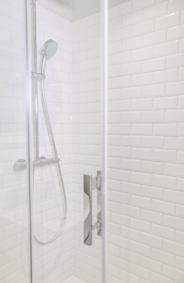 Свежая идея для дизайна: главная ванная комната среднего размера в классическом стиле с белыми фасадами, душем в нише, белой плиткой, керамогранитной плиткой, столешницей из плитки и душем с раздвижными дверями - отличное фото интерьера