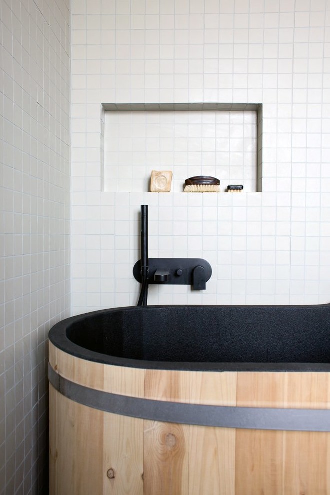 Diseño de cuarto de baño principal contemporáneo de tamaño medio con bañera encastrada, baldosas y/o azulejos blancos, baldosas y/o azulejos de cerámica y paredes blancas