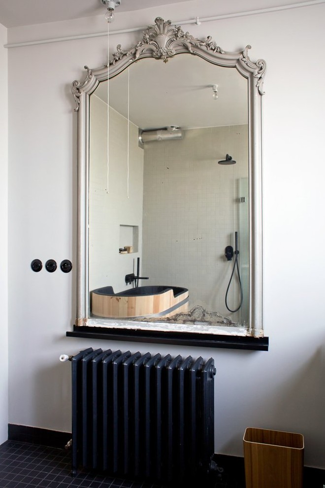 Cette photo montre une salle de bain principale tendance avec une baignoire posée, une douche ouverte, un carrelage blanc, des carreaux de céramique, un mur blanc, un sol en carrelage de céramique, un sol noir et aucune cabine.