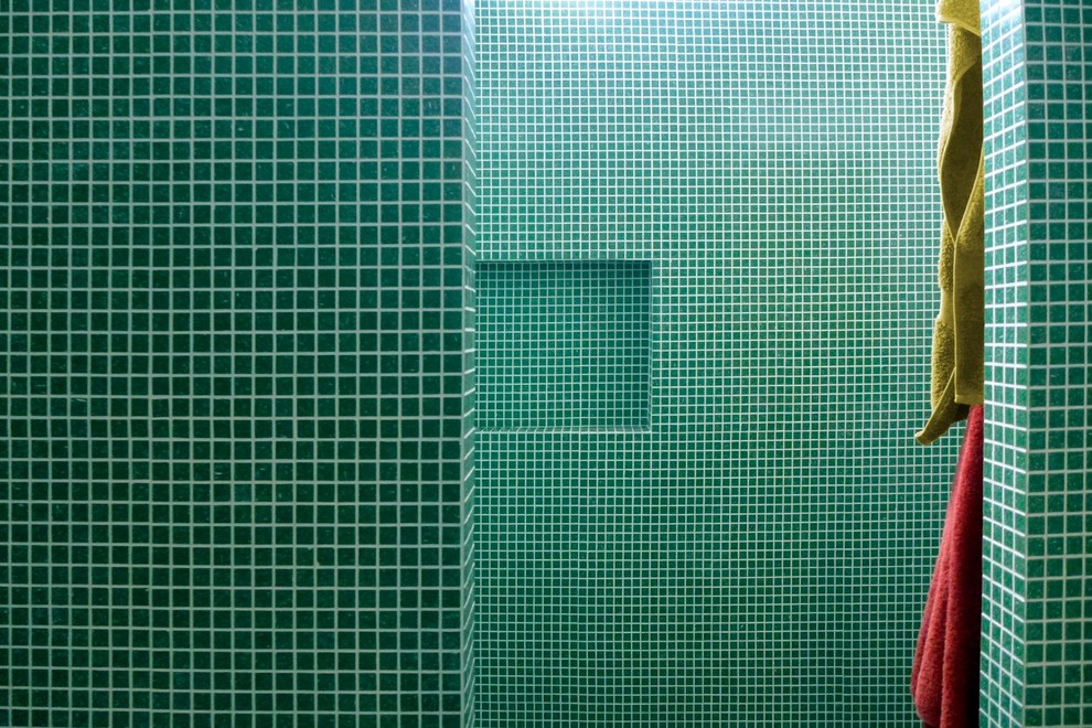 Идея дизайна: главная ванная комната среднего размера в современном стиле с полновстраиваемой ванной, душем без бортиков, зеленой плиткой, стеклянной плиткой, зелеными стенами, полом из керамической плитки, подвесной раковиной и столешницей из плитки