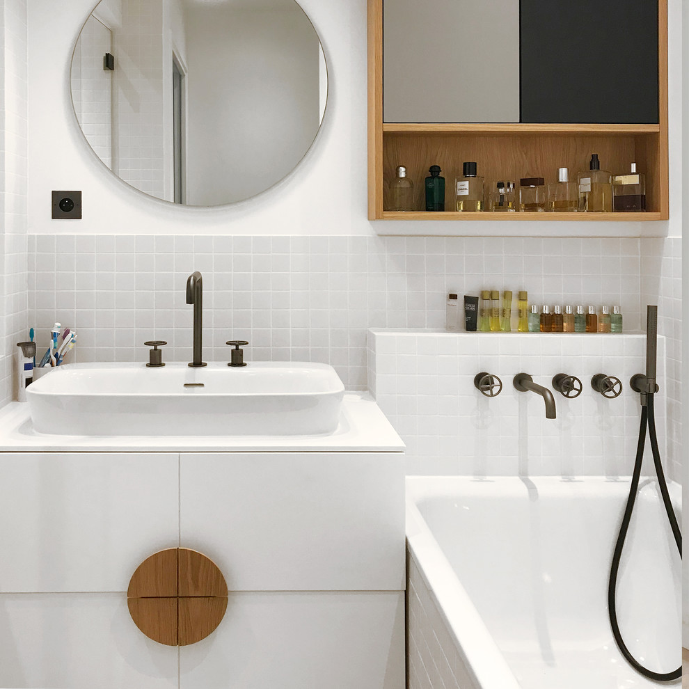 На фото: ванная комната в современном стиле с плоскими фасадами, белыми фасадами, серой плиткой, белыми стенами, настольной раковиной и белой столешницей с