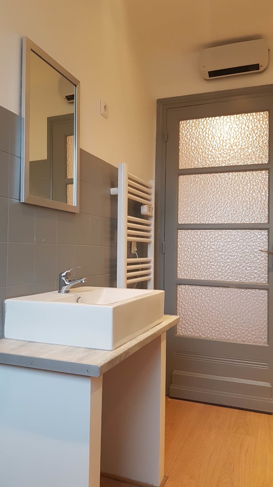Пример оригинального дизайна: маленькая ванная комната в стиле модернизм с ванной на ножках, душевой комнатой, раздельным унитазом, серой плиткой, керамической плиткой, серыми стенами, полом из линолеума и накладной раковиной для на участке и в саду