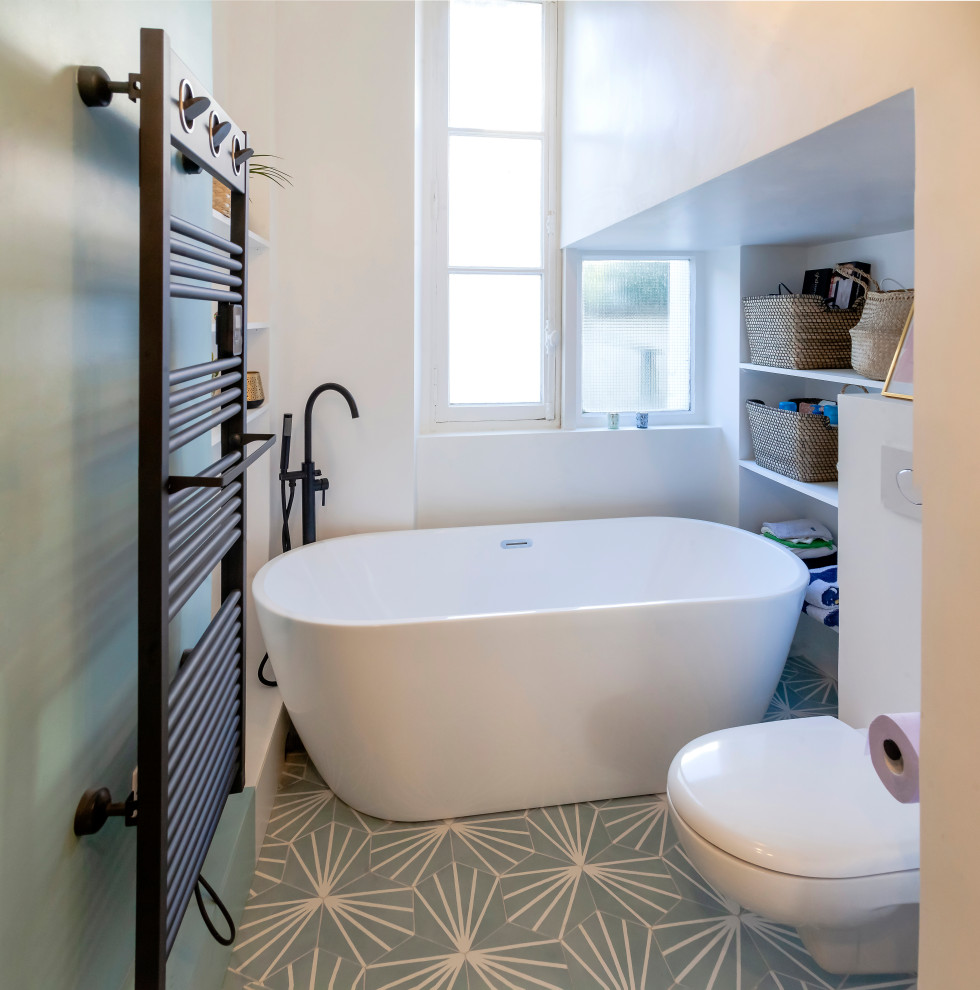 Идея дизайна: маленькая ванная комната в стиле модернизм с накладной ванной, душем без бортиков, инсталляцией, белой плиткой, плиткой кабанчик, синими стенами, полом из керамической плитки, душевой кабиной, накладной раковиной, синим полом и душем с раздвижными дверями для на участке и в саду