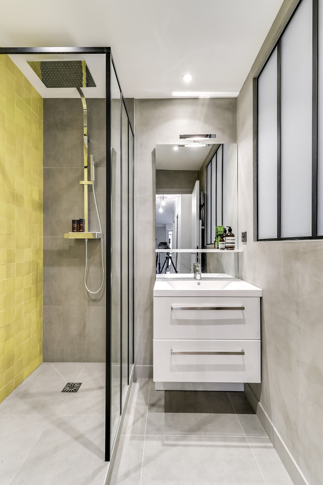Idées déco pour une salle de bain principale contemporaine de taille moyenne avec un placard à porte plane, des portes de placard blanches, une douche à l'italienne, WC séparés, un carrelage jaune, un mur gris, sol en béton ciré et un lavabo suspendu.