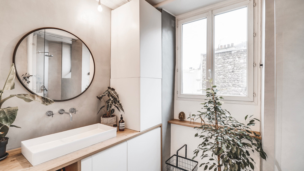 Aménagement d'une petite salle d'eau scandinave avec placards, des portes de placard blanches, une douche à l'italienne, un mur gris, une grande vasque, aucune cabine, une fenêtre, meuble simple vasque et meuble-lavabo sur pied.