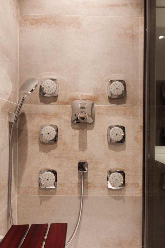 Idées déco pour une petite salle de bain principale classique avec une douche à l'italienne, un carrelage gris et des carreaux de céramique.