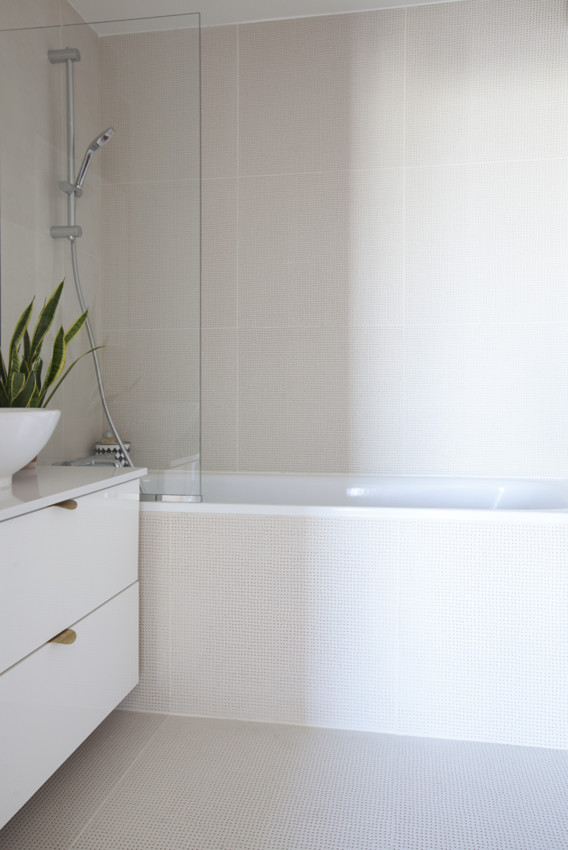 Mittelgroßes Modernes Badezimmer En Suite mit Unterbauwanne, Duschbadewanne, beigen Fliesen, beiger Wandfarbe, Einbauwaschbecken und Falttür-Duschabtrennung in Paris