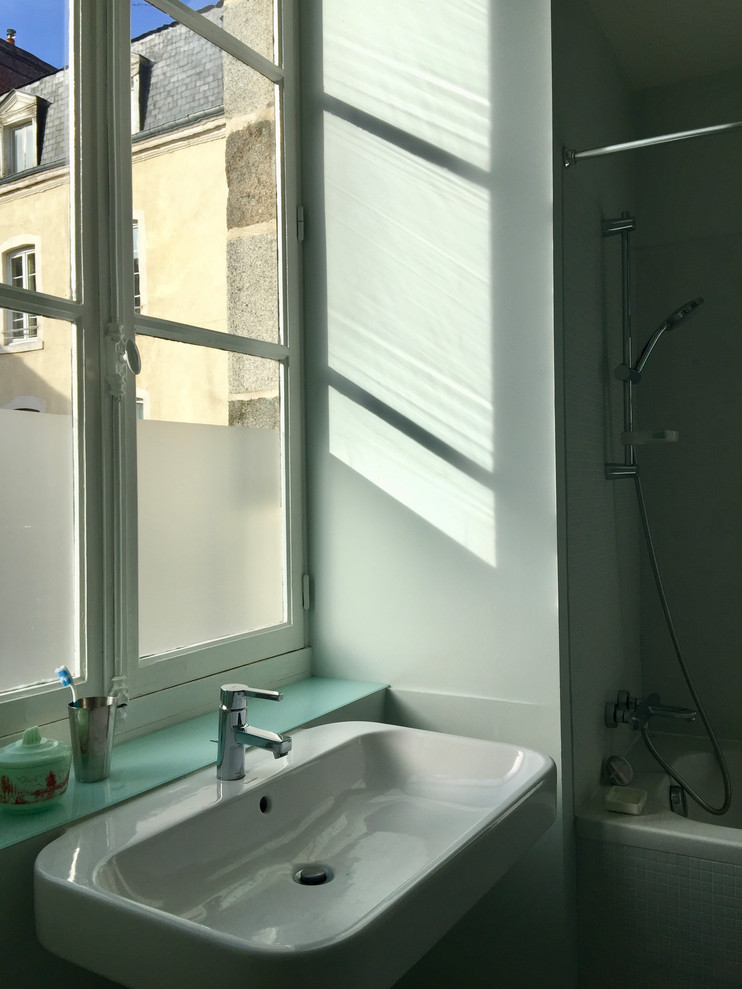 Aménagement d'une salle de bain principale classique de taille moyenne avec une baignoire encastrée, une douche à l'italienne, WC séparés, un carrelage blanc, mosaïque, un sol en carrelage de terre cuite, un lavabo de ferme, un sol blanc, un plan de toilette blanc et un mur vert.