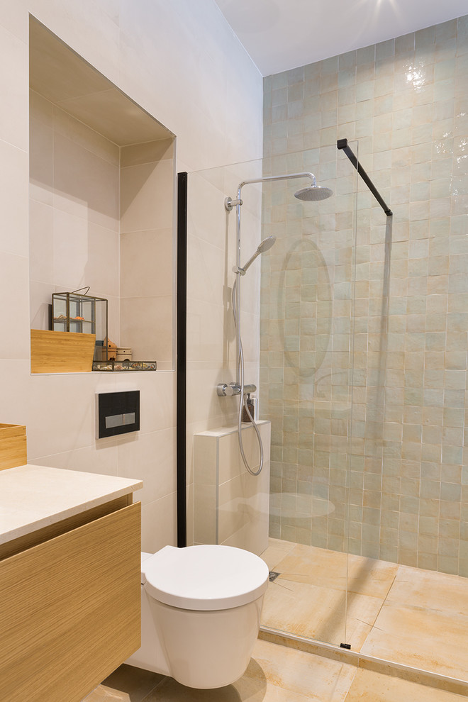 Cette photo montre une petite salle d'eau tendance avec une douche ouverte, WC suspendus, un carrelage beige, des carreaux de céramique, un sol en ardoise et un sol beige.