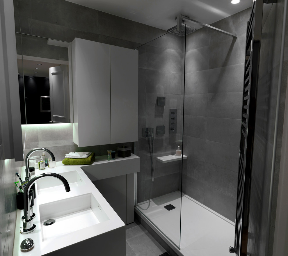 Inspiration för ett litet funkis vit vitt en-suite badrum, med släta luckor, vita skåp, en kantlös dusch, grå kakel, keramikplattor, grå väggar, klinkergolv i keramik, ett konsol handfat, grått golv och med dusch som är öppen
