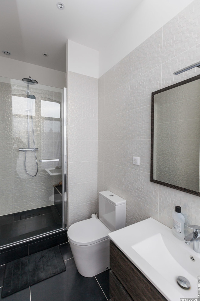 Design ideas for a small contemporary shower room bathroom in Toulouse with an alcove shower, a one-piece toilet, white tiles, ceramic tiles, white walls, ceramic flooring and a console sink.