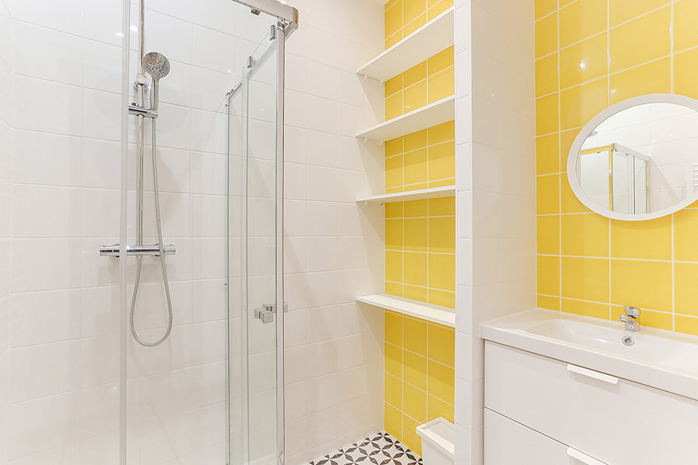 Immagine di una stanza da bagno padronale di medie dimensioni con doccia aperta, piastrelle gialle, piastrelle in ceramica, pavimento con piastrelle in ceramica, lavabo a bacinella, pavimento nero e porta doccia scorrevole