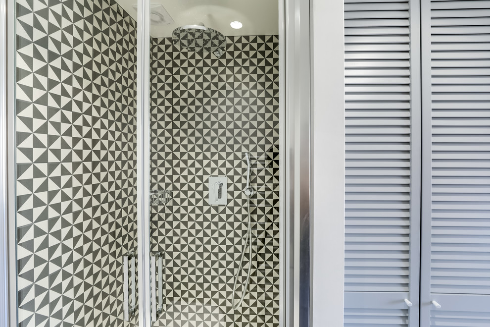 Inspiration pour une petite salle de bain principale design avec un carrelage blanc et un plan de toilette en carrelage.