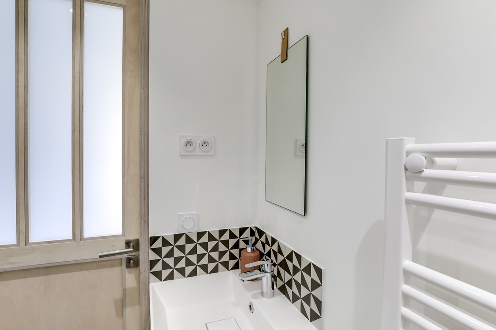 Exemple d'une petite salle de bain principale tendance avec un carrelage blanc et un plan de toilette en carrelage.